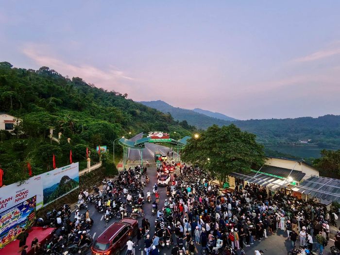 Dòng xe nối đuôi chờ mua vé vào vườn tham quan ngày 3/10. Ảnh: Quỳnh Ba Vì