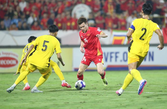 Tuyển Việt Nam quyết thắng Malaysia. Ảnh: S.N