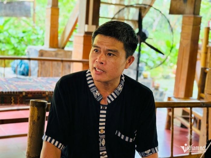 Anh Hà Văn Nguy, Giám đốc Hợp tác xã Đồng Rừng Vân Hồ, hào hứng chia sẻ về sự thay đổi trên đồng ruộng ở bản Bướt. Ảnh: Bình Minh