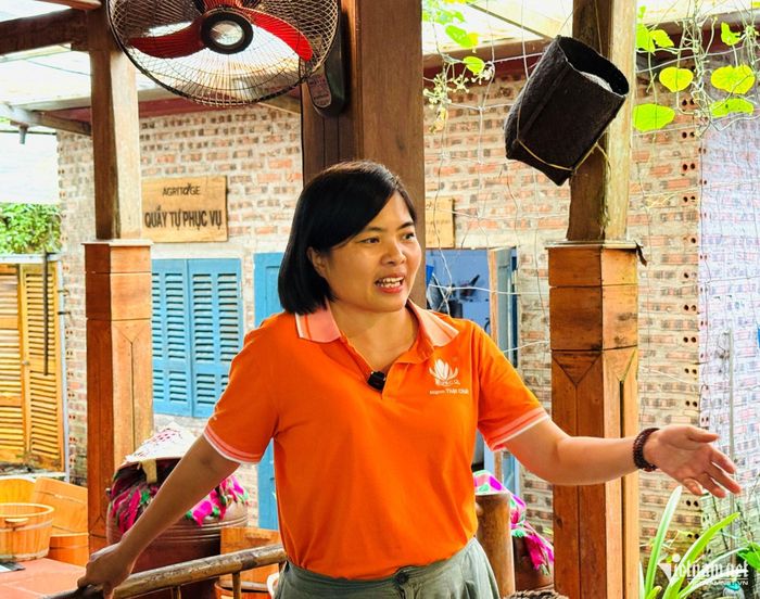 Chị Phạm Thị Kiều Oanh, Giám đốc Công ty Cổ phần Sinh thái Ruộng Rươi (Rueco) - người đồng hành bao tiêu sản phẩm gạo tẻ râu từ những ngày đầu bà con bản Bướt triển khai mô hình nông nghiệp sinh thái - hữu cơ. Ảnh: Bình Minh