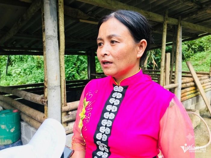 Chị Đặng Thị Lan (sinh năm 1982), người phụ nữ Dao làm dâu bản Bướt, trực tiếp làm hướng dẫn viên du lịch cộng đồng, kể lại những kỷ niệm đáng nhớ của mình. Ảnh: Bình Minh