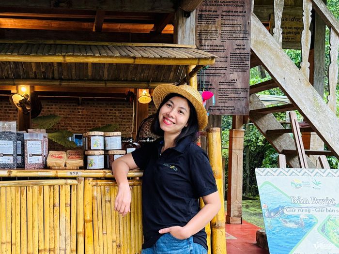 Chị Đinh Thị Huyền, Giám đốc Vân Hồ Agritage, vốn là người dân tộc Mường ở Hòa Bình, đã "bén duyên" với bản Bướt từ năm 2019. Ảnh: Bình Minh