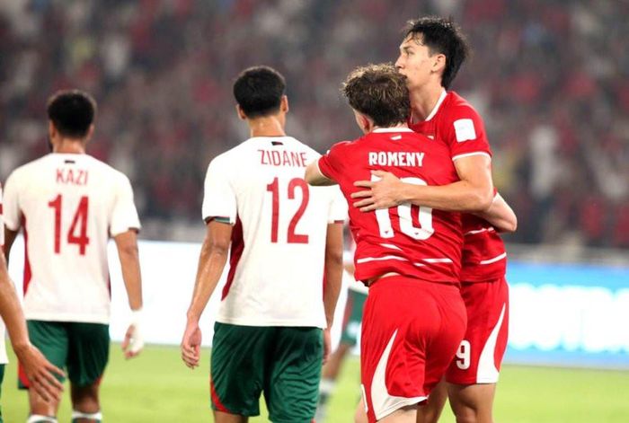 Indonesia (áo đỏ) thắng khó tin Bangladesh ở trận cầu tranh cãi - Ảnh: PSSI