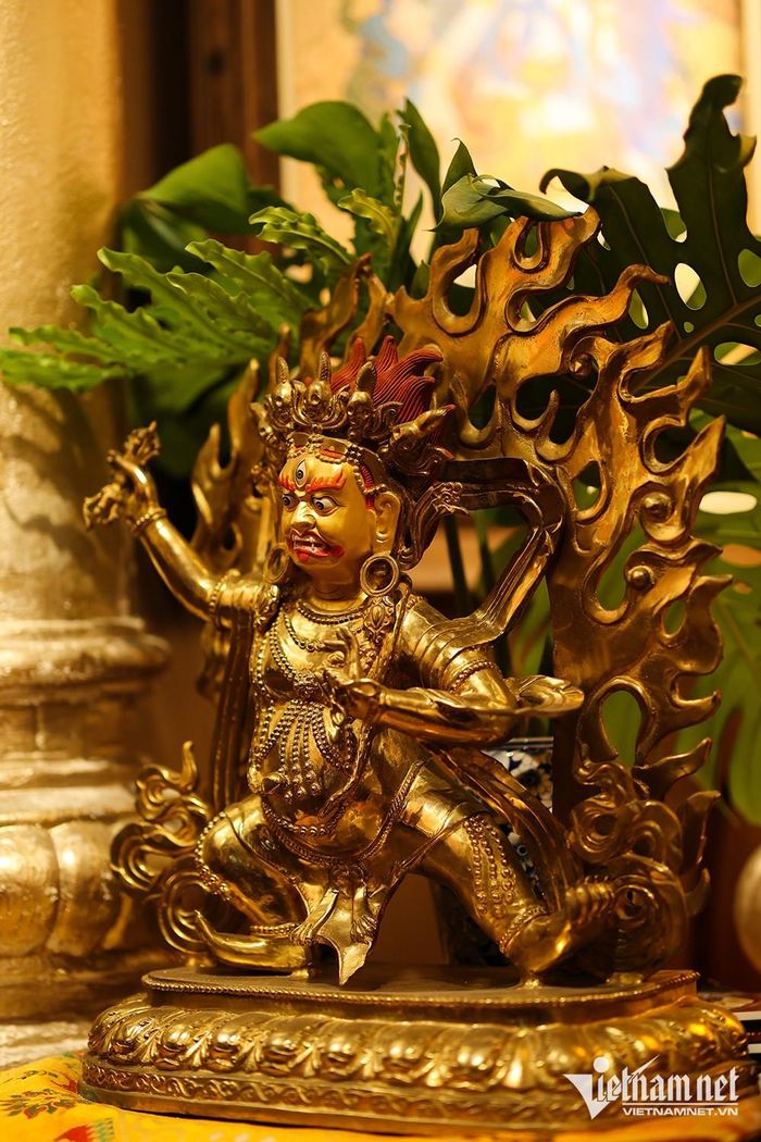 Có những vị Phật, Bồ Tát với gương mặt an nhiên, nhưng cũng có không ít vị hộ pháp mang dáng vẻ dữ dội, lửa bao quanh thân thể, tay cầm pháp khí gây sự khó hiểu đối với người lần đầu nhìn thấy.