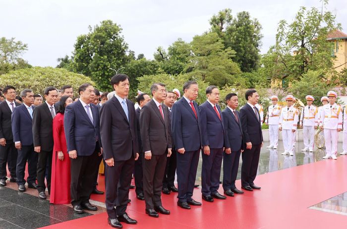 Đoàn đại biểu tưởng nhớ các Anh hùng liệt sĩ