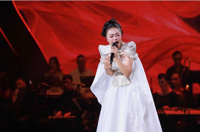 Thúy Nga khuấy động sân khấu với “Tò vò”.