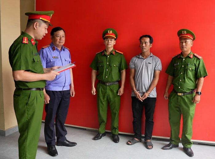 Cơ quan chức năng tống đạt các quyết định và lệnh đối với Lưu Thanh Bình. Ảnh: CA