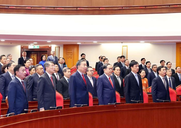 Lãnh đạo Đảng, Nhà nước và đại biểu thực hiện nghi thức chào cờ
