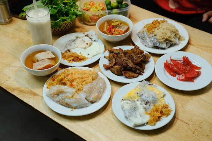 Giá mỗi suất bánh cuốn ở đây dao động từ 40.000 - 70.000 đồng/suất. Ảnh: Nguyễn Trần Phong Vũ