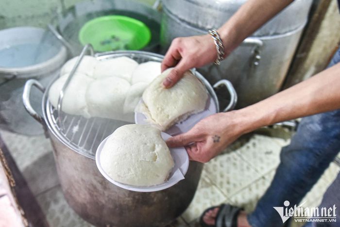 Quán bánh bao đông khách ở Quán Thánh. Ảnh: Linh Trang