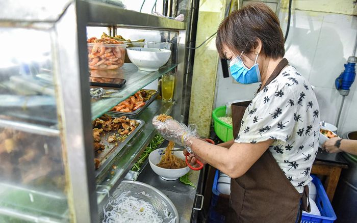 Quán bún cá Văn từng được giới thiệu trên kênh truyền hình Mỹ CNN năm 2019