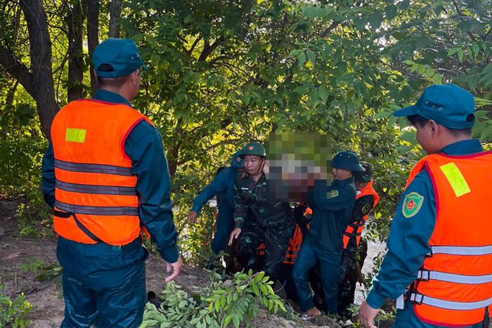 Lực lượng chức năng đưa thi thể thanh niên lên bờ, bàn giao cho gia đình. Ảnh: Khánh Ngọc
