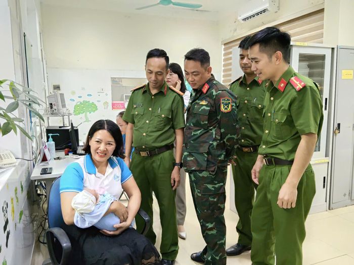 Lực lượng chức năng đã đưa cháu bé tới Bệnh viện Sản nhi Quảng Ninh để kiểm tra sức khỏe. Ảnh: UBND phường Tuần Châu