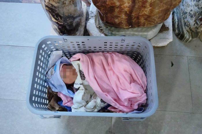 Bé trai sơ sinh bị bỏ rơi gần Trung tâm Thể thao TP Quảng Ninh. Ảnh: UBND phường Tuần Châu