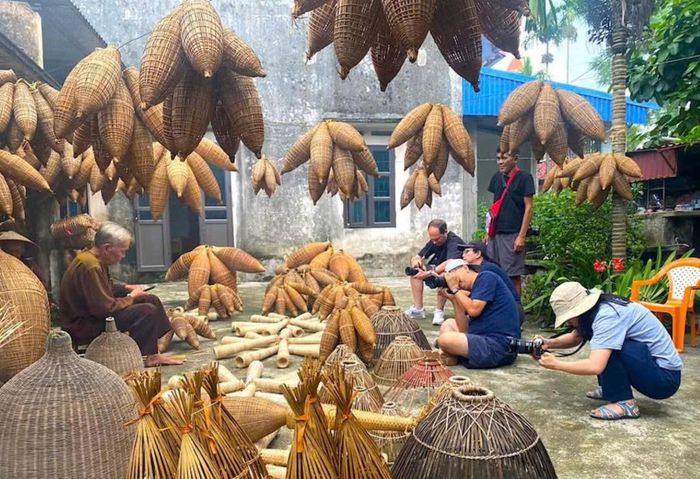 Làng Thủ Sỹ (xã Tân Hưng, Hưng Yên), từ lâu đã được biết đến như cái nôi của nghề đan đó, đến làng, du khách không chỉ được tìm hiểu về quy trình tạo ra sản phẩm, mà còn được tận tay trải nghiệm và học cách vót nan, thao tác để tạo ra những sản phẩm của riêng mình.