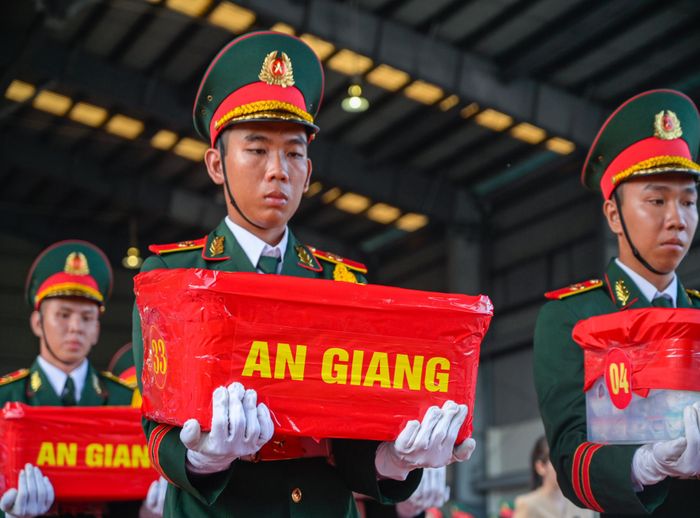 Hài cốt liệt sĩ được giữ trang nghiêm trước giờ đưa lên chuyến bay. Ảnh: KL