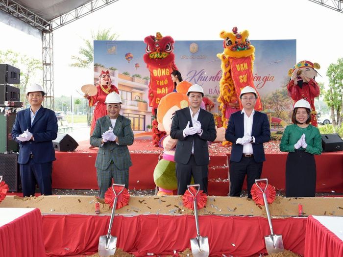 Đại diện Phương Trường An Group cùng các đại biểu thực hiện nghi thức khởi công 54 căn nhà phố tại Phố An Cư. Ảnh: Phương Trường An Group