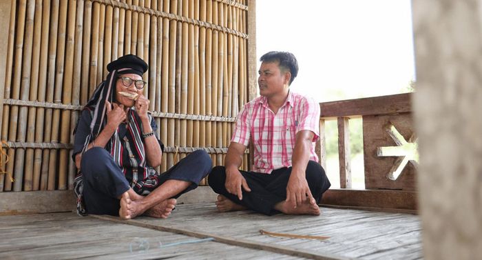Già làng Phạm Văn Nguyên chia sẻ về cách chơi đàn Ra ngói. Ảnh: T.P