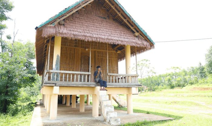 Đàn môi là nhạc cụ mang ý nghĩa kết nối tình yêu đôi lứa trong đời sống của đồng bào Hrê. Ảnh: T.P
