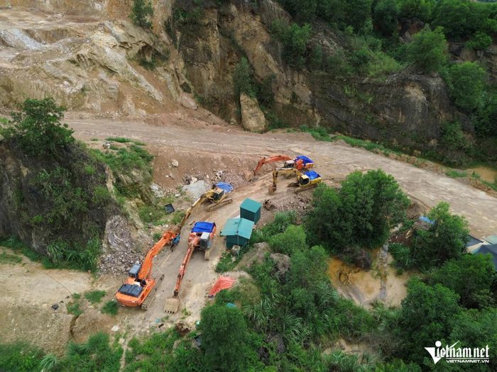 Hình ảnh bên trong mỏ đất của Công ty Alma