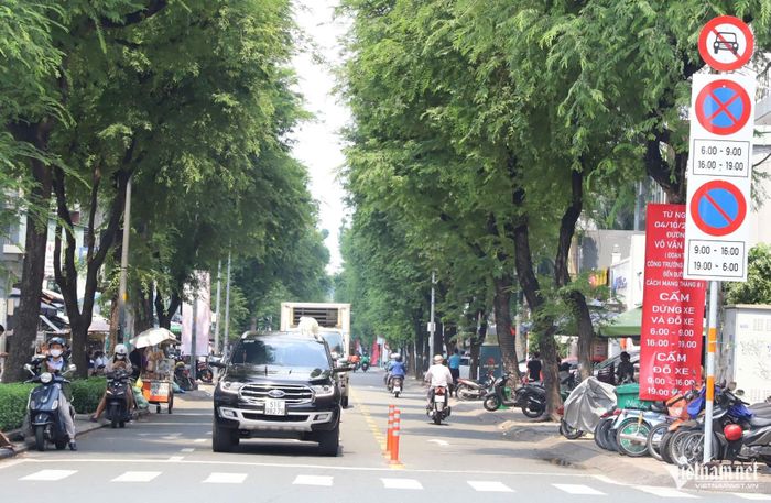 Ô tô chỉ được phép lưu thông một chiều theo hướng Công trường Quốc tế về đường Cách Mạng Tháng Tám; xe máy được phép đi hai chiều. Ảnh: Tuấn Kiệt