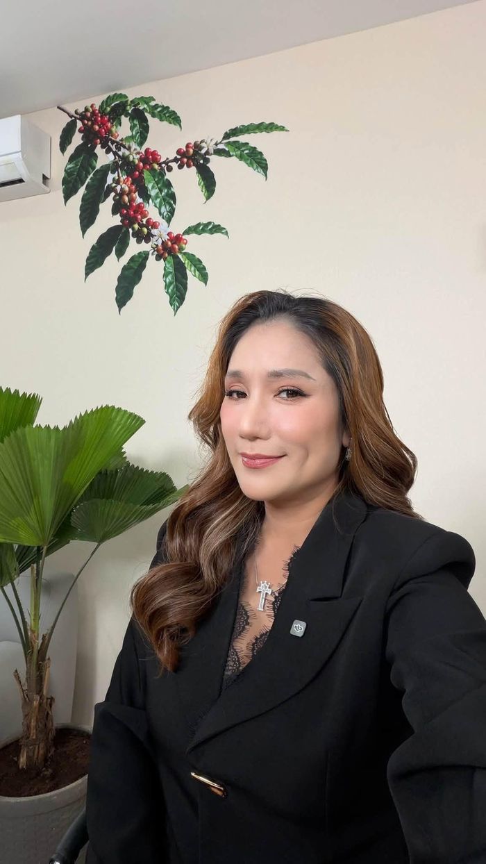 MC Cát Tường hiếm khi thể hiện phong cách như "nữ tổng tài".