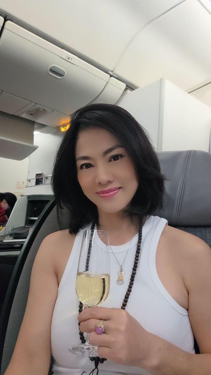 Ca sĩ Hồ Lệ Thu tận hưởng chuyến bay sang trọng. 