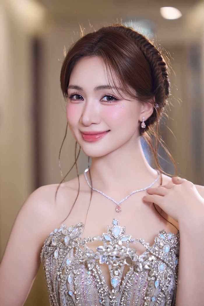 Ca sĩ Hòa Minzy hỏi khán giả: "Nay nhìn giống cô dâu hay giống công chúa đây ạ?".