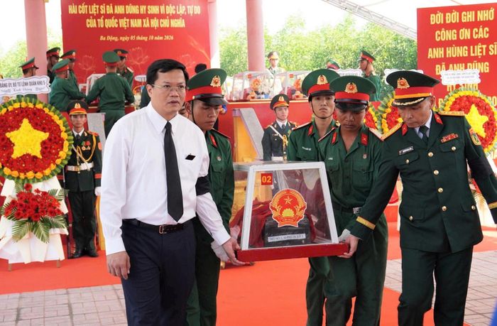 Chủ tịch UBND tỉnh Quảng Ngãi Nguyễn Đức Tâm đưa hài cốt liệt sĩ về nơi an nghỉ. Ảnh: H.P.