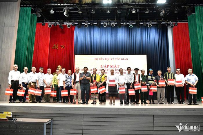 Thứ trưởng Bộ Dân tộc và Tôn giáo Y Thông tặng quà các đại biểu Người có uy tín. Ảnh: Hoàng Quý