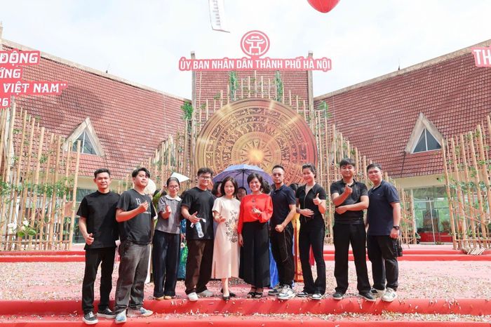 Ekip Vạn Show.
