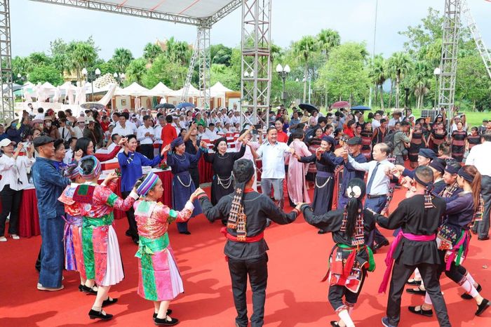 Các đại biểu, nghệ sĩ, nghệ nhân và đồng bào các dân tộc cùng tham gia, tạo nên một không gian mà ranh giới giữa sân khấu và khán giả được thu hẹp.