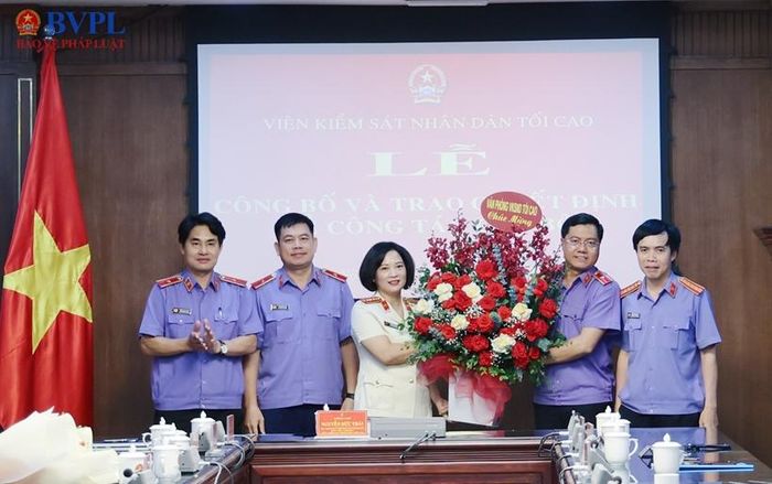 Tập thể lãnh đạo Văn phòng VKSND tối cao chúc mừng đồng chí Nguyễn Thị Nga.