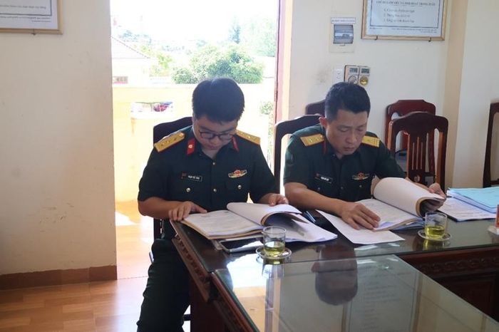  Kiểm sát viên VKSQS khu vực 32 kiểm tra hệ thống sổ sách, hồ sơ của Đồn Biên phòng.
