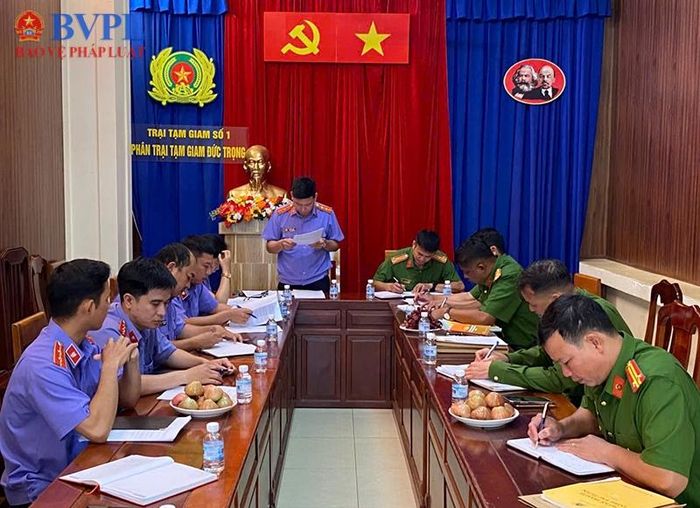 Đồng chí Nguyễn Phi Hùng, Phó Viện trưởng VKSND khu vực 2 - Trưởng đoàn công bố Quyết định kiểm sát.