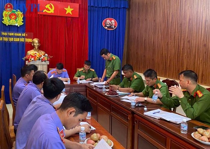 Đồng chí Nguyễn Đức Công - Trưởng Phân trại báo cáo tình hình chấp hành pháp luật của Phân trại.