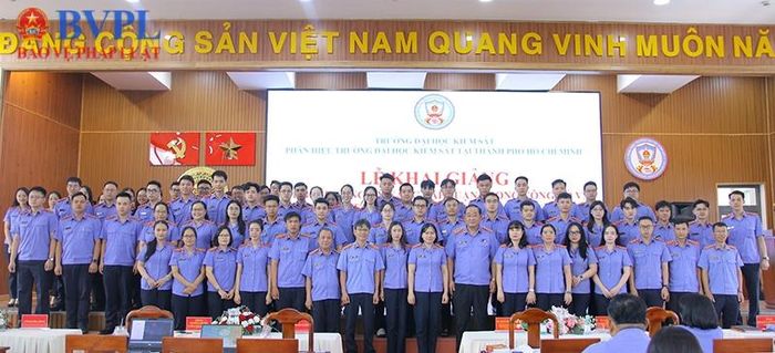  Đại diện Ban Giám đốc chụp ảnh cùng các học viên tham gia khóa học.