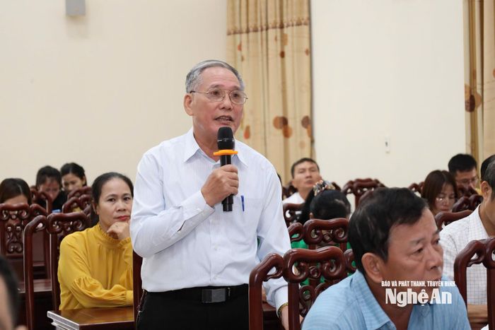 Cử tri Nguyễn Quốc Kỳ, khối Hòa Hiếu 1, phường Thái Hòa phát biểu ý kiến. Ảnh: Phan Trung Tú