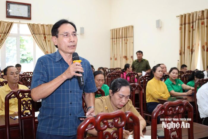 Cử tri Võ Mạnh Hùng, khối Hòa Hiếu 2, phường Thái Hòa tham gia ý kiến. Ảnh: Phan Trung Tú