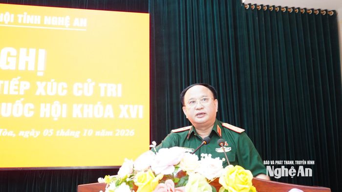 Trung tướng Trần Đức Thuận - Phó Chủ nhiệm Ủy ban Quốc phòng, An ninh và Đối ngoại của Quốc hội trao đổi, tiếp thu, giải trình các ý kiến, kiến nghị của cử tri.. Ảnh: Phan Trung Tú