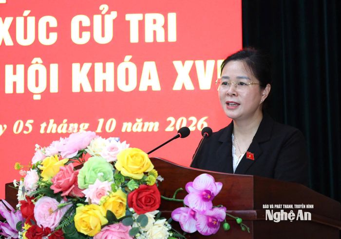 Đại biểu Quốc hội Lê Thị Hoài Chung thông tin dự kiến nội dung, chương trình Kỳ họp thứ 2, Quốc hội khóa XVI và kết quả trả lời kiến nghị cử tri của các bộ, ngành Trung ương và của tỉnh. Ảnh: Phan Trung Tú