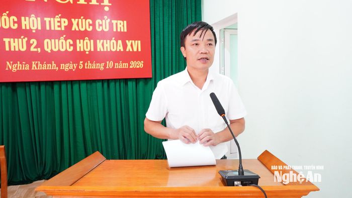 Ông Ngô Trí Cương - Trưởng phòng Xây dựng Chính quyền, Sở Nội vụ trao đổi, giải trình một số kiến nghị của cử tri. Ảnh: Phan Trung Tú