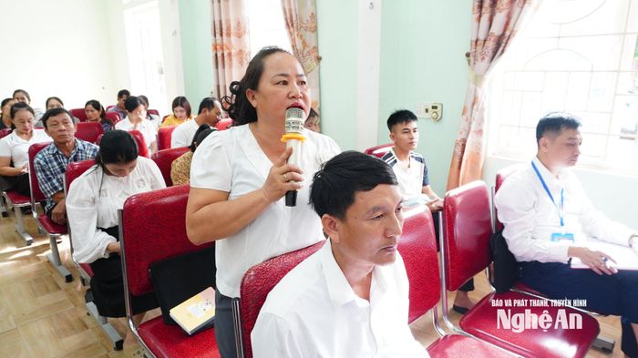 Cử tri Phan Thị Hải phát biểu ý kiến tại hội nghị. Ảnh: Phan Trung Tú
