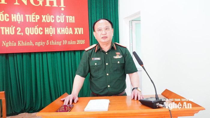 Trung tướng Trần Đức Thuận - Phó Chủ nhiệm Ủy ban Quốc phòng, An ninh và Đối ngoại của Quốc hội tiếp thu, giải trình các ý kiến, kiến nghị của cử tri. Ảnh: Phan Trung Tú