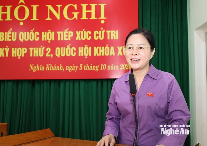 Giám đốc Sở Y tế Lê Thị Hoài Chung trao đổi, làm rõ một số vấn đề cử tri quan tâm. Ảnh: Phan Trung Tú