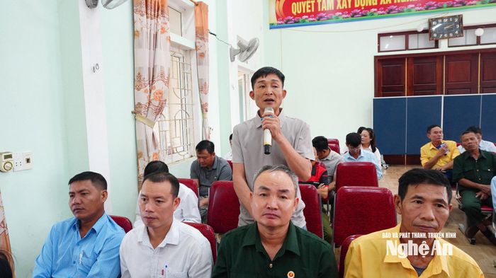 Cử tri Lục Bình Duẩn kiến nghị một số vấn đề tại hội nghị. Ảnh: Phan Trung Tú