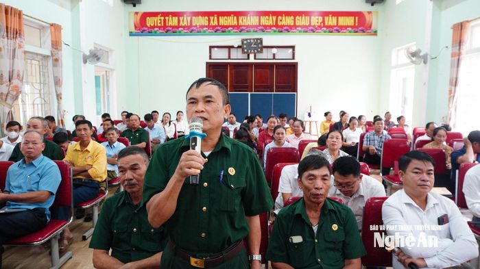 Cử tri Đặng Văn Bình phát biểu ý kiến tại hội nghị tiếp xúc cử tri. Ảnh: Phan Trung Tú
