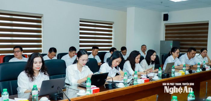 Các đảng viên dự sinh hoạt chi bộ. Ảnh: Thành Duy