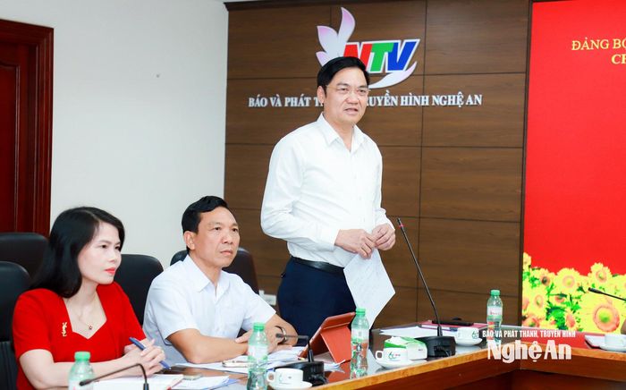 Đồng chí Hoàng Nghĩa Hiếu - Phó Bí thư Thường trực Tỉnh ủy, Chủ tịch HĐND tỉnh, Bí thư Đảng ủy Các cơ quan Đảng tỉnh phát biểu chỉ đạo tại sinh hoạt chi bộ Chuyên đề. Ảnh: Thành Duy
