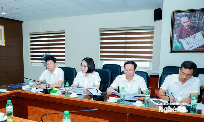 Các đồng chí lãnh đạo Đảng ủy, Ban Giám đốc Báo và phát thanh, truyền hình Nghệ An dự sinh hoạt tại Chi bộ Chuyên đề. Ảnh: Thành Duy